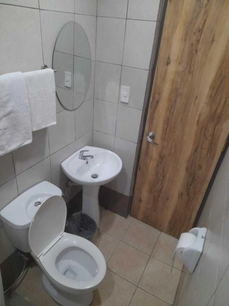 Oyo 1011 First Hotel Manila Ngoại thất bức ảnh