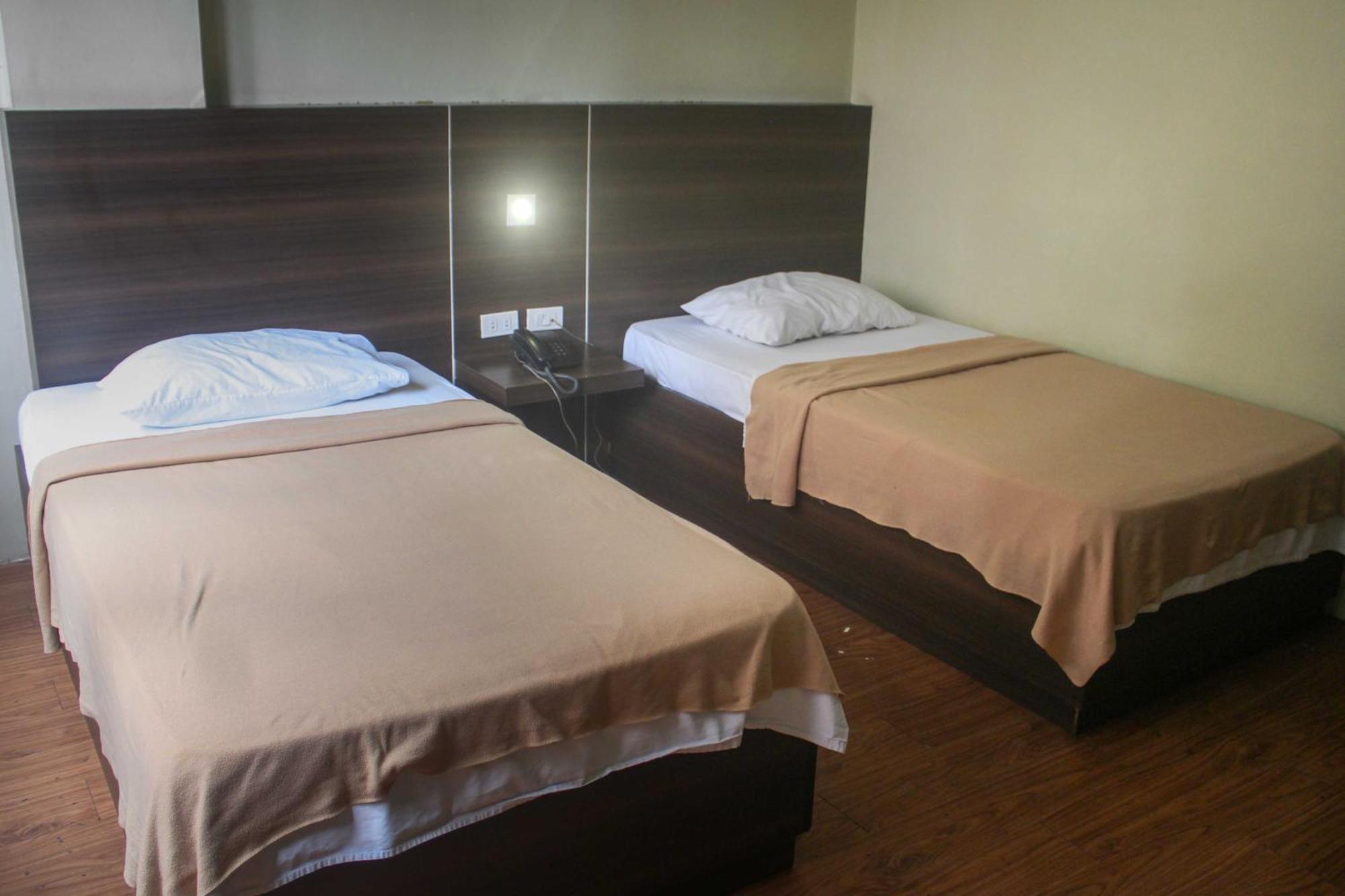 Oyo 1011 First Hotel Manila Ngoại thất bức ảnh